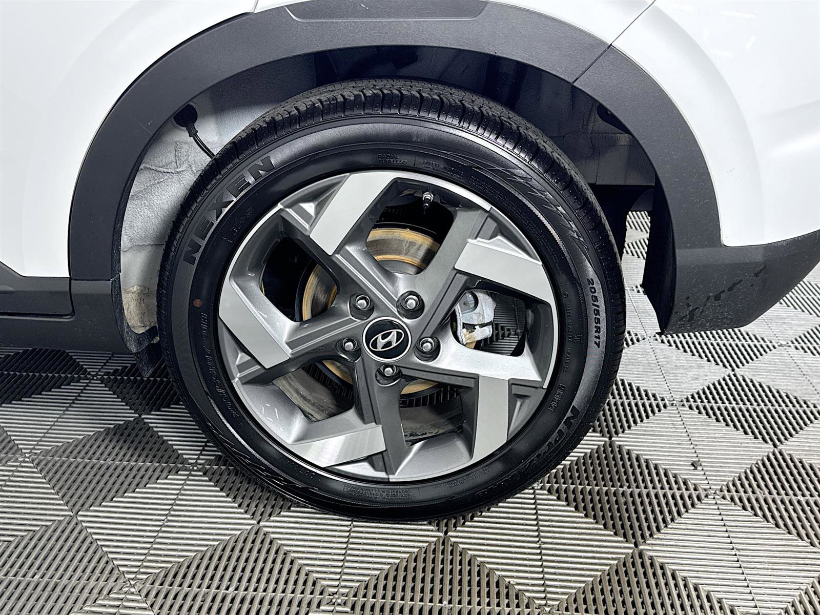 Certified 2025 Hyundai Venue SEL image 29