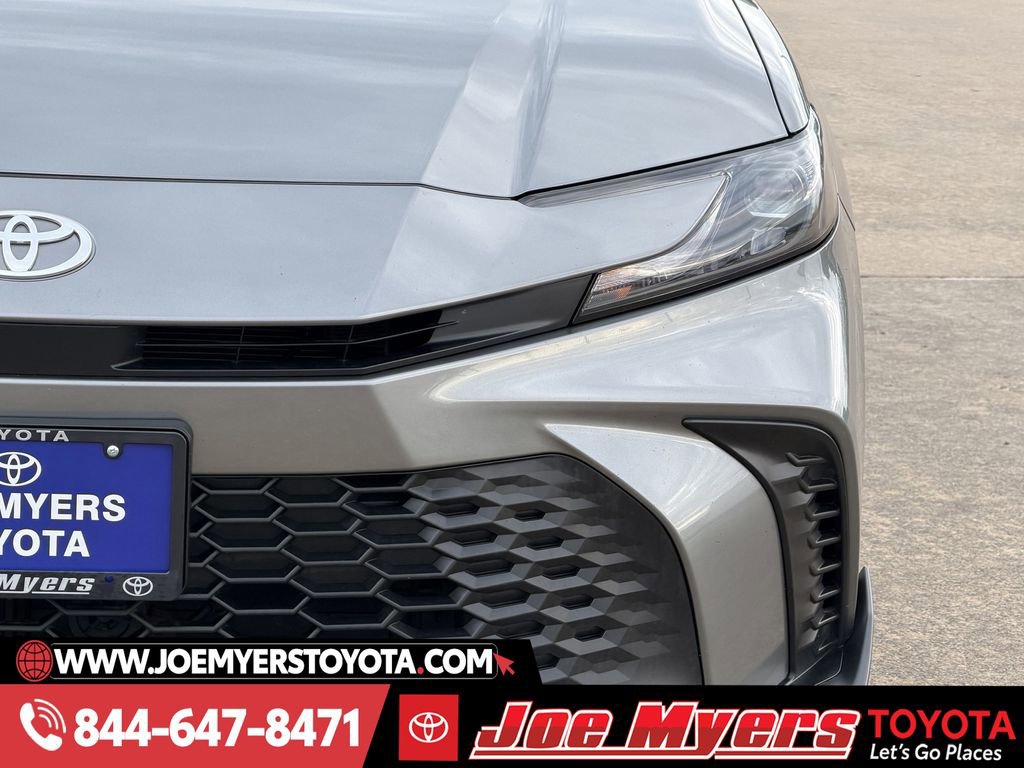 Used 2025 Toyota Camry SE image 4