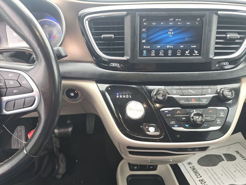 Used 2018 Chrysler Pacifica Touring-L FWD image 14