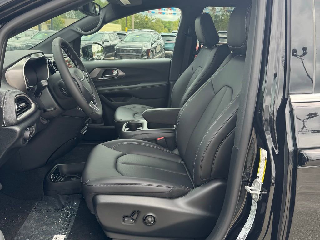 New 2026 Chrysler Pacifica Select image 11