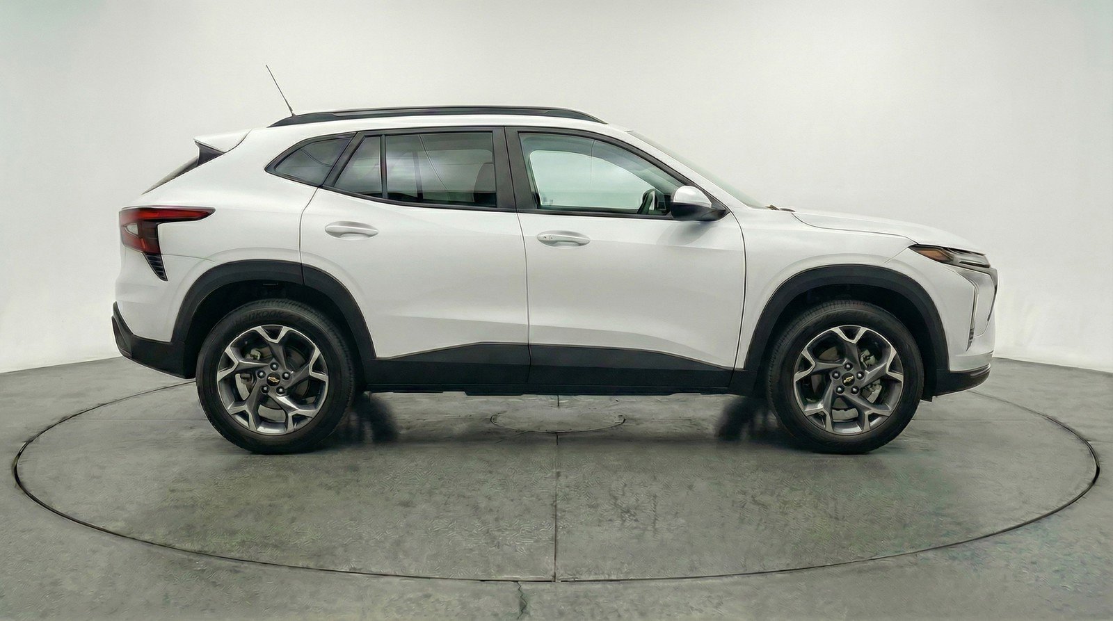 Used 2025 Chevrolet Trax LT FWD image 11