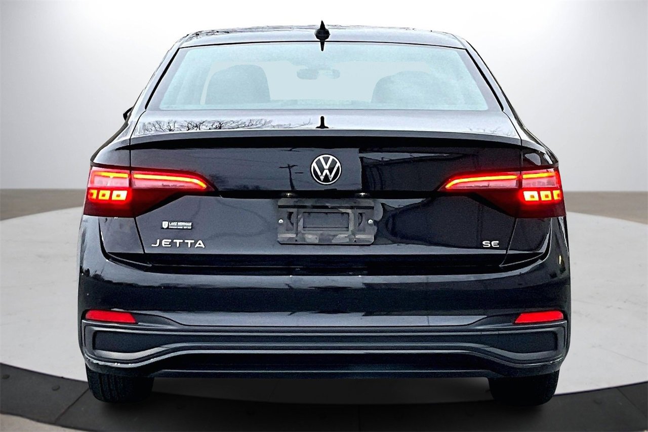 Used 2024 Volkswagen Jetta SE image 8