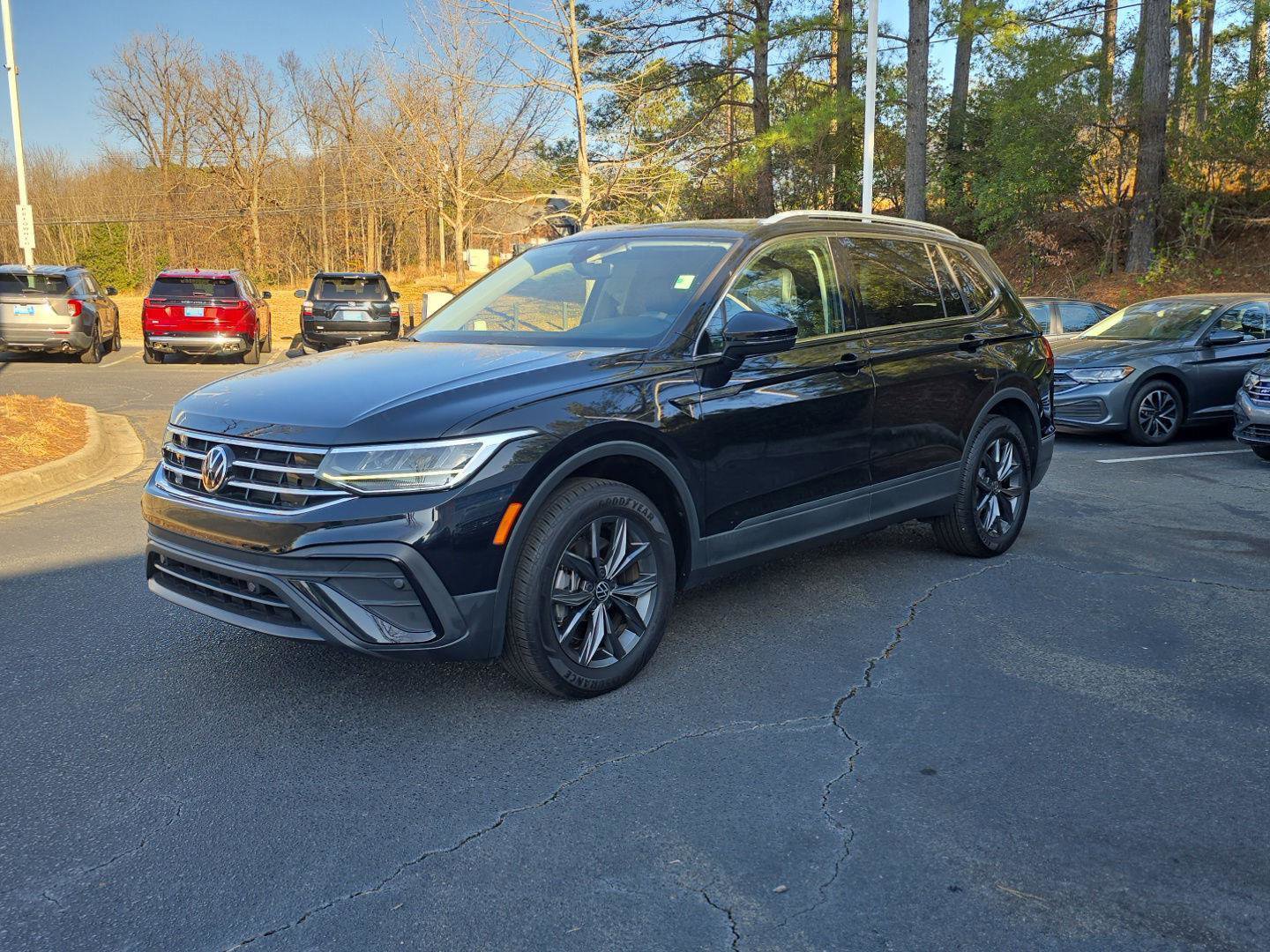 Used 2022 Volkswagen Tiguan SE w/ Panoramic Sunroof Package image 3