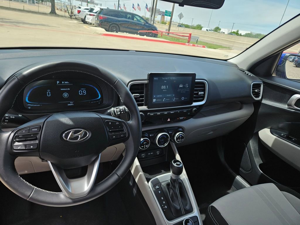 Used 2025 Hyundai Venue SEL image 16