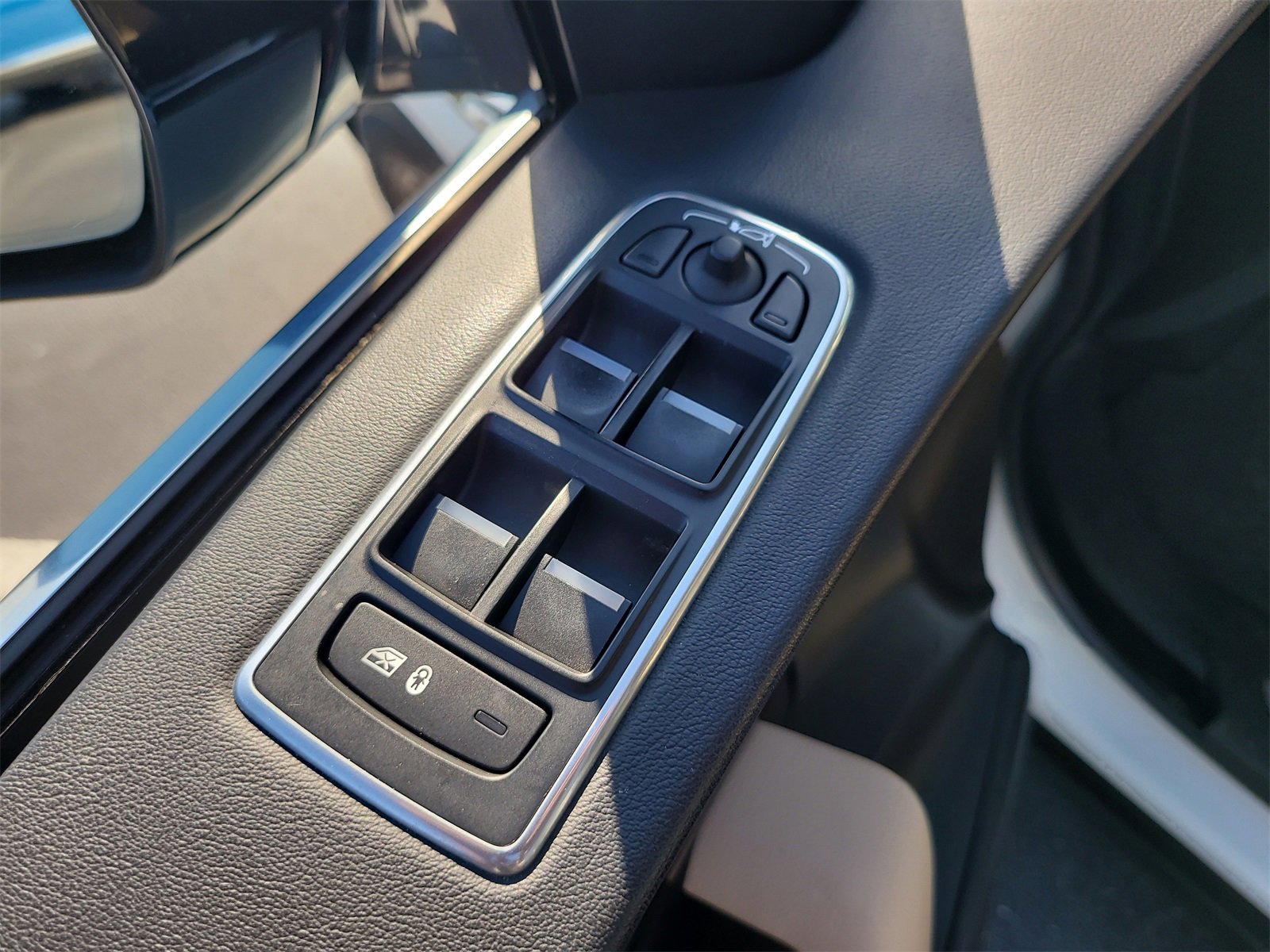 Used 2020 Jaguar F-PACE Premium image 17