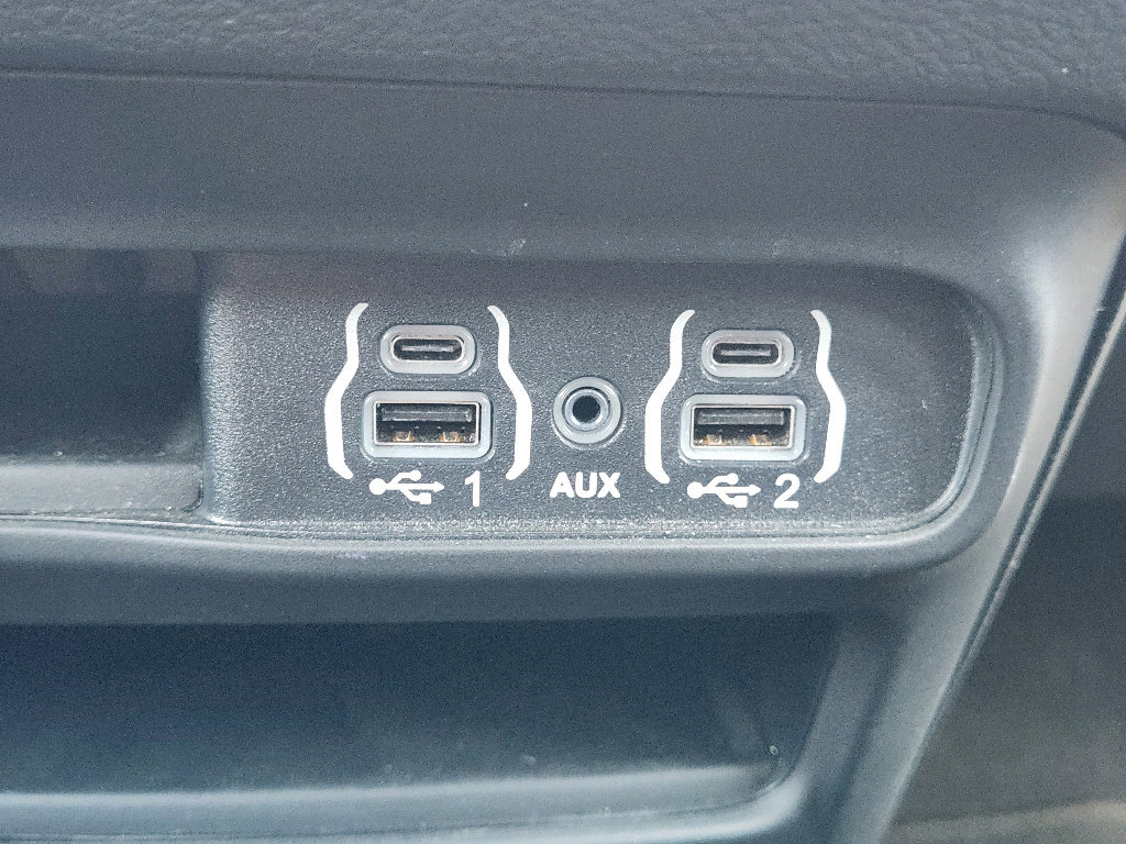 Used 2025 Chrysler Pacifica Select image 21