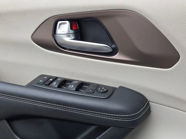 Used 2023 Chrysler Voyager LX image 28