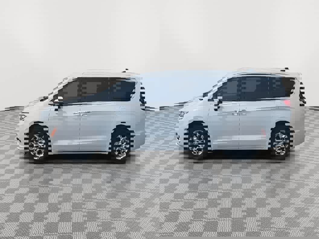 Used 2023 Chrysler Pacifica Touring-L image 5