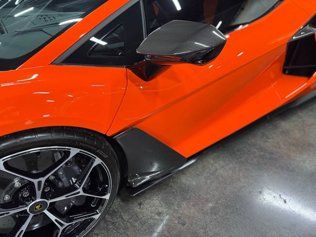 Used 2025 Lamborghini Revuelto image 7