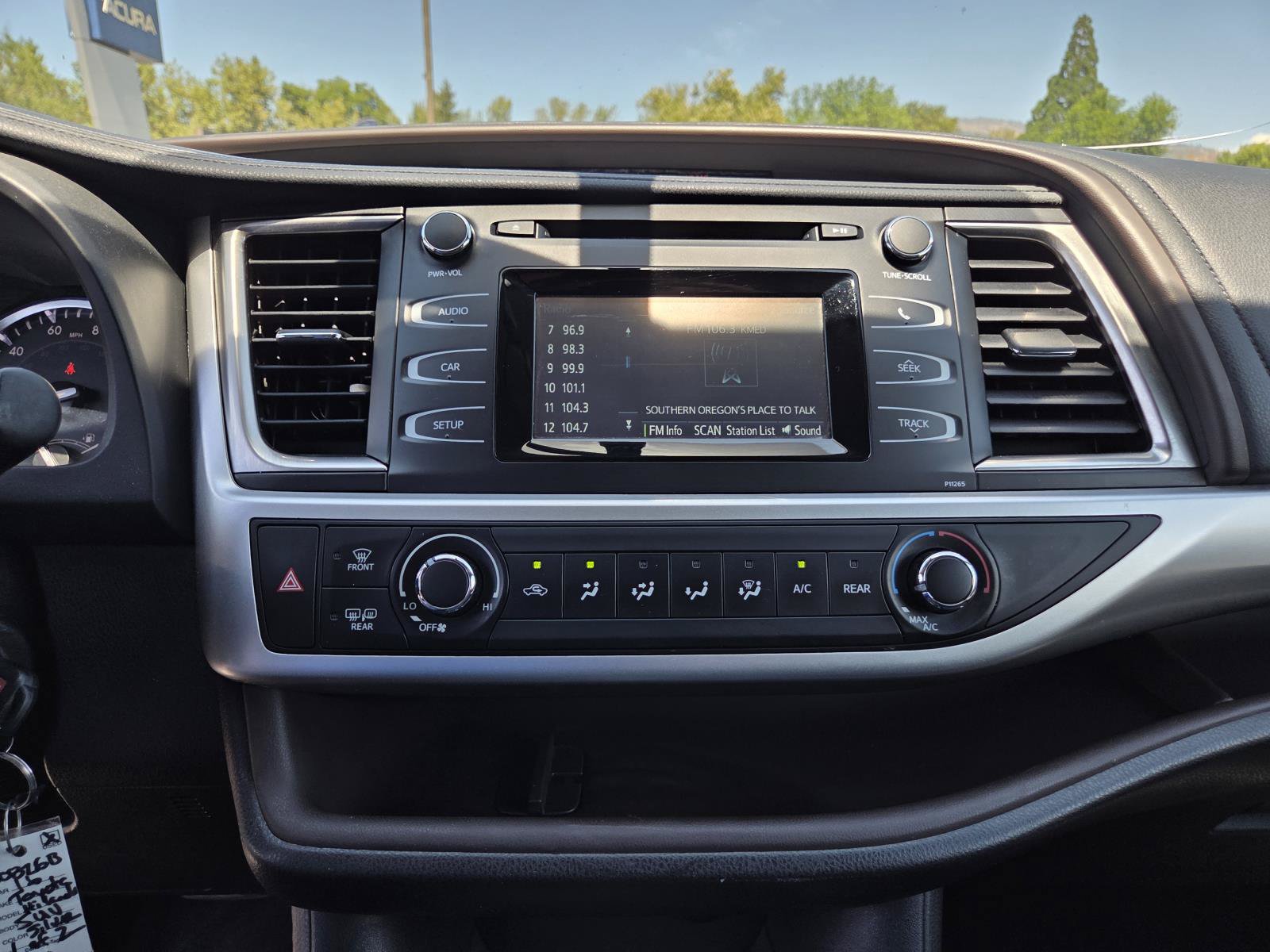 Used 2016 Toyota Highlander LE AWD/4WD image 26