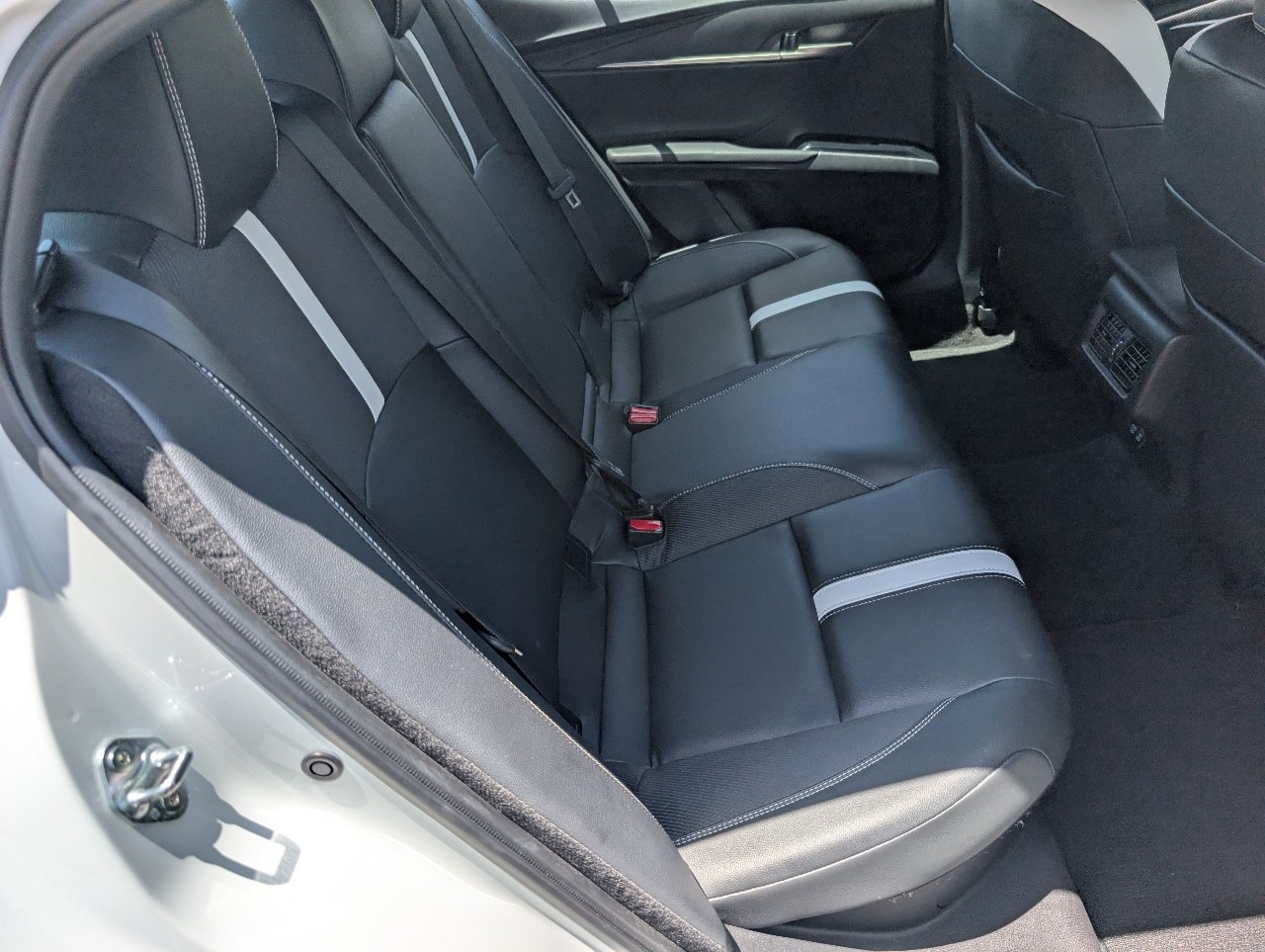 Used 2025 Toyota Camry SE w/ Convenience Package FWD image 5