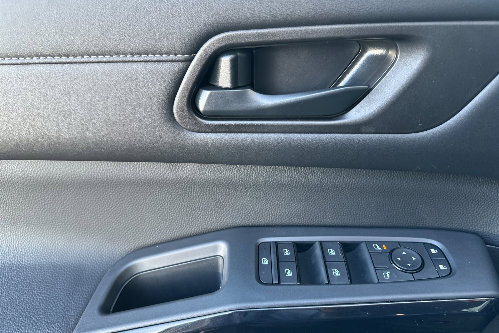 New 2025 Nissan Pathfinder SV w/ Black Appearance Package image 8