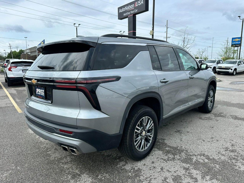 Used 2025 Chevrolet Traverse LT image 7