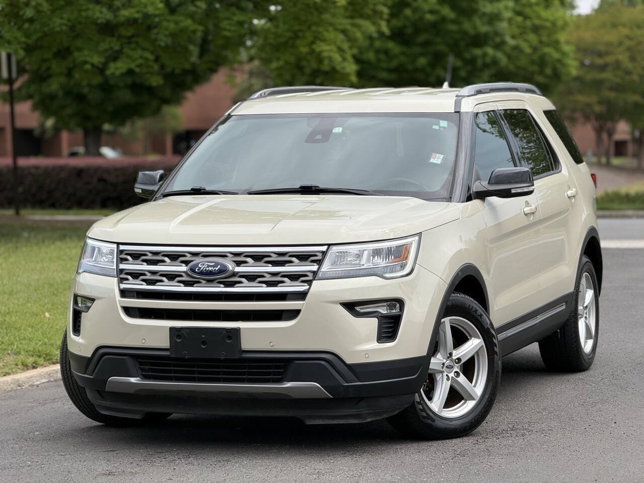 Used 2018 Ford Explorer XLT w/ Equipment Group 202A FWD image 1