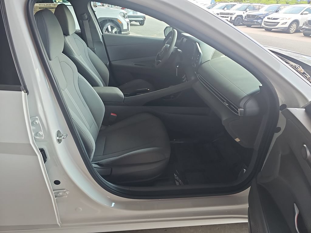 Certified 2023 Hyundai Elantra SE FWD image 10