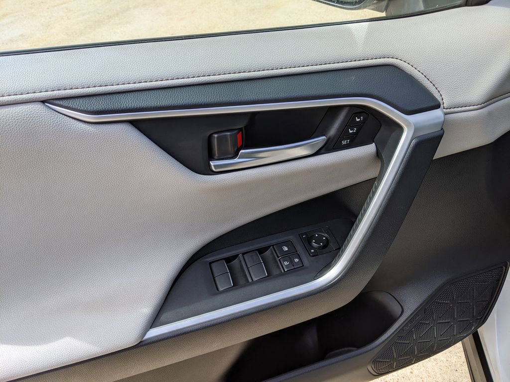 Used 2019 Toyota RAV4 Limited w/ Advanced Technology Package image 10