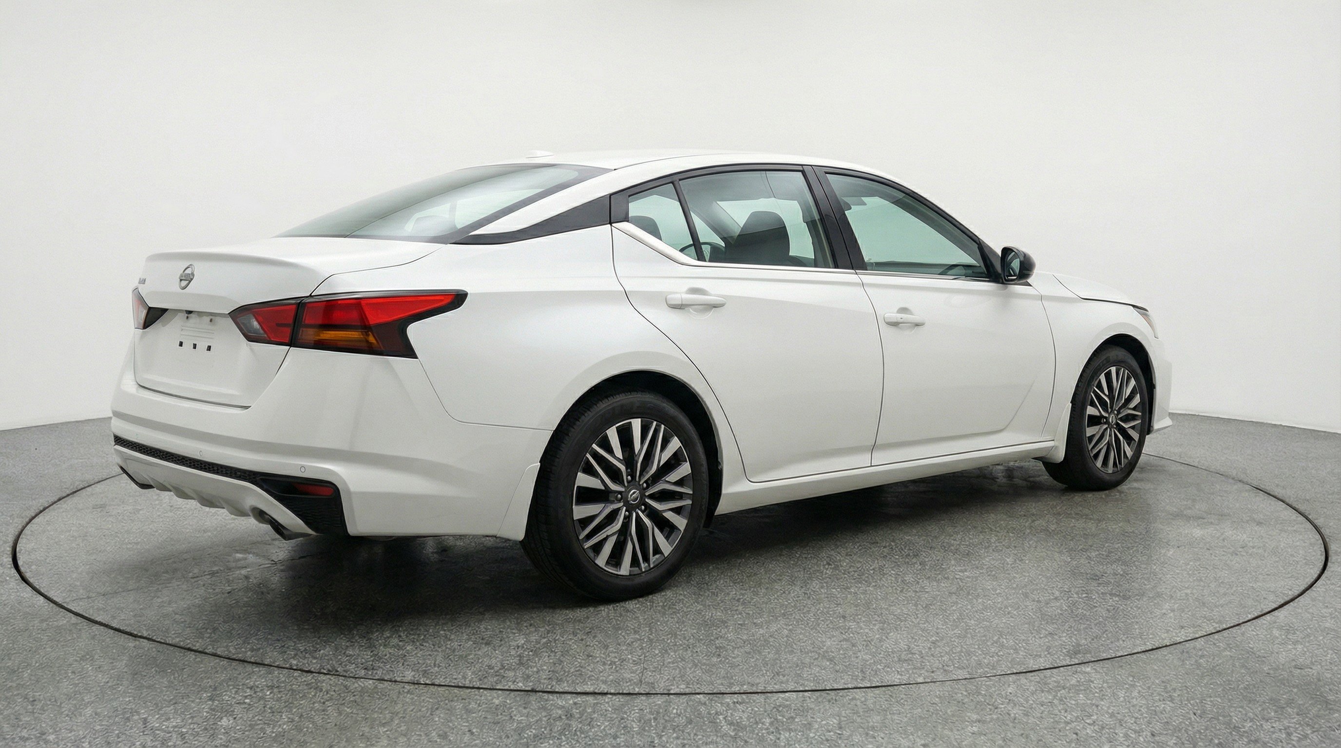 Used 2025 Nissan Altima 2.5 SV image 9