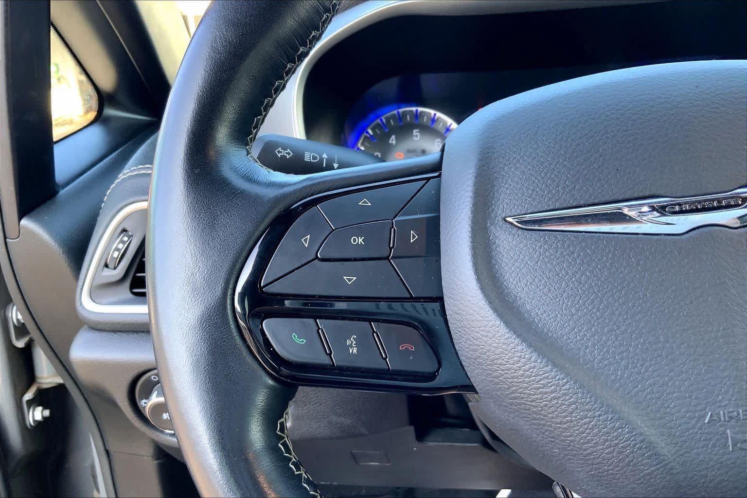 Used 2021 Chrysler Pacifica Touring-L w/ Uconnect Theater Family Group FWD image 21