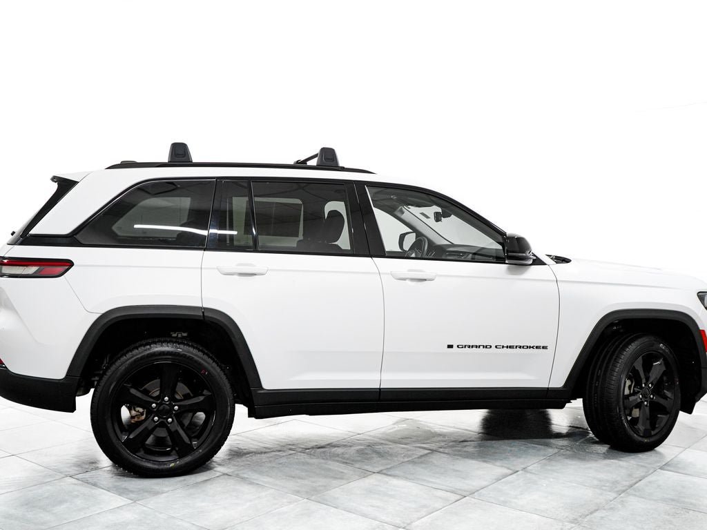 Used 2023 Jeep Grand Cherokee Limited w/ Black Appearance Package AWD/4WD image 7