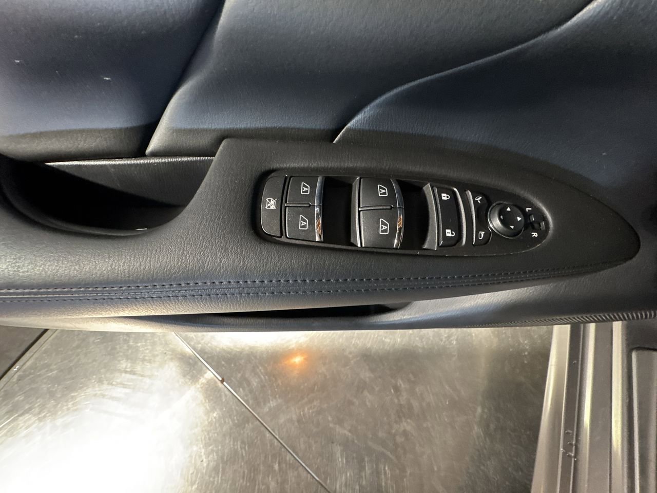 Used 2012 INFINITI M35 w/ Premium Pkg image 21