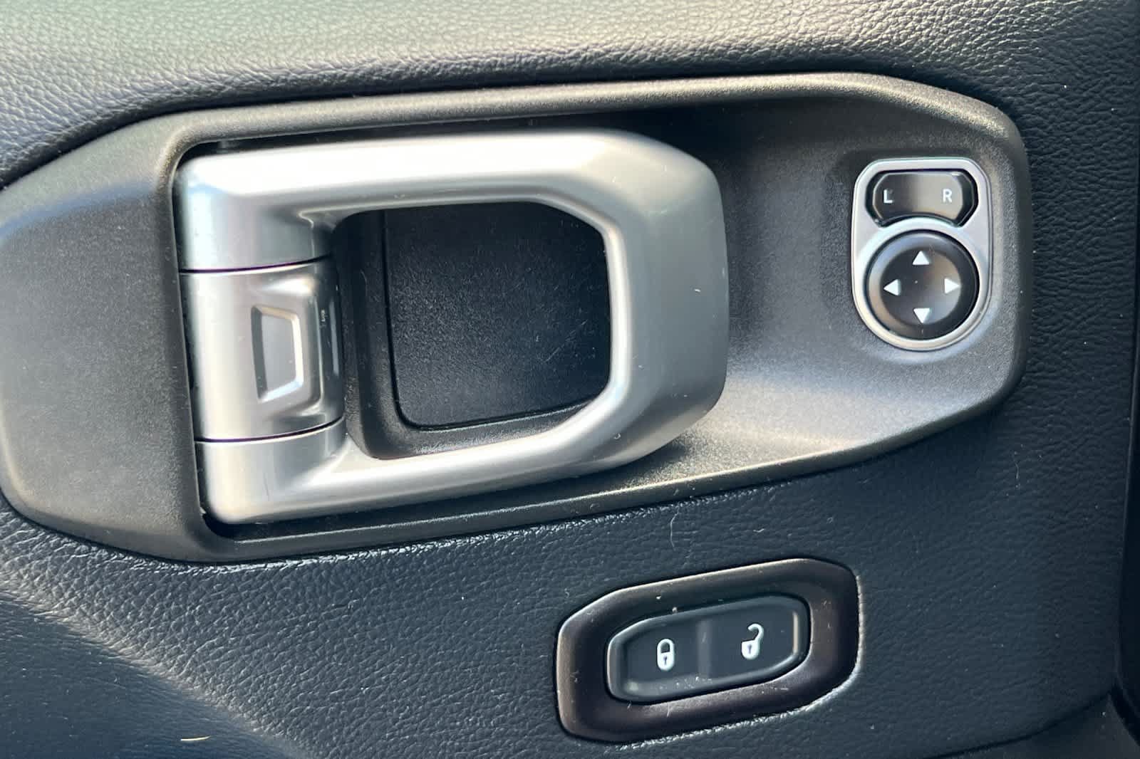 Used 2018 Jeep Wrangler Unlimited Sahara w/ Uconnect 4C Nav & Sound Group AWD/4WD image 13