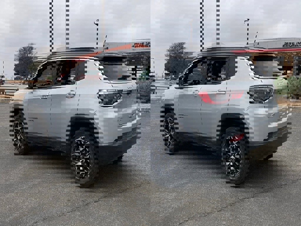 Used 2025 Jeep Compass Limited image 7