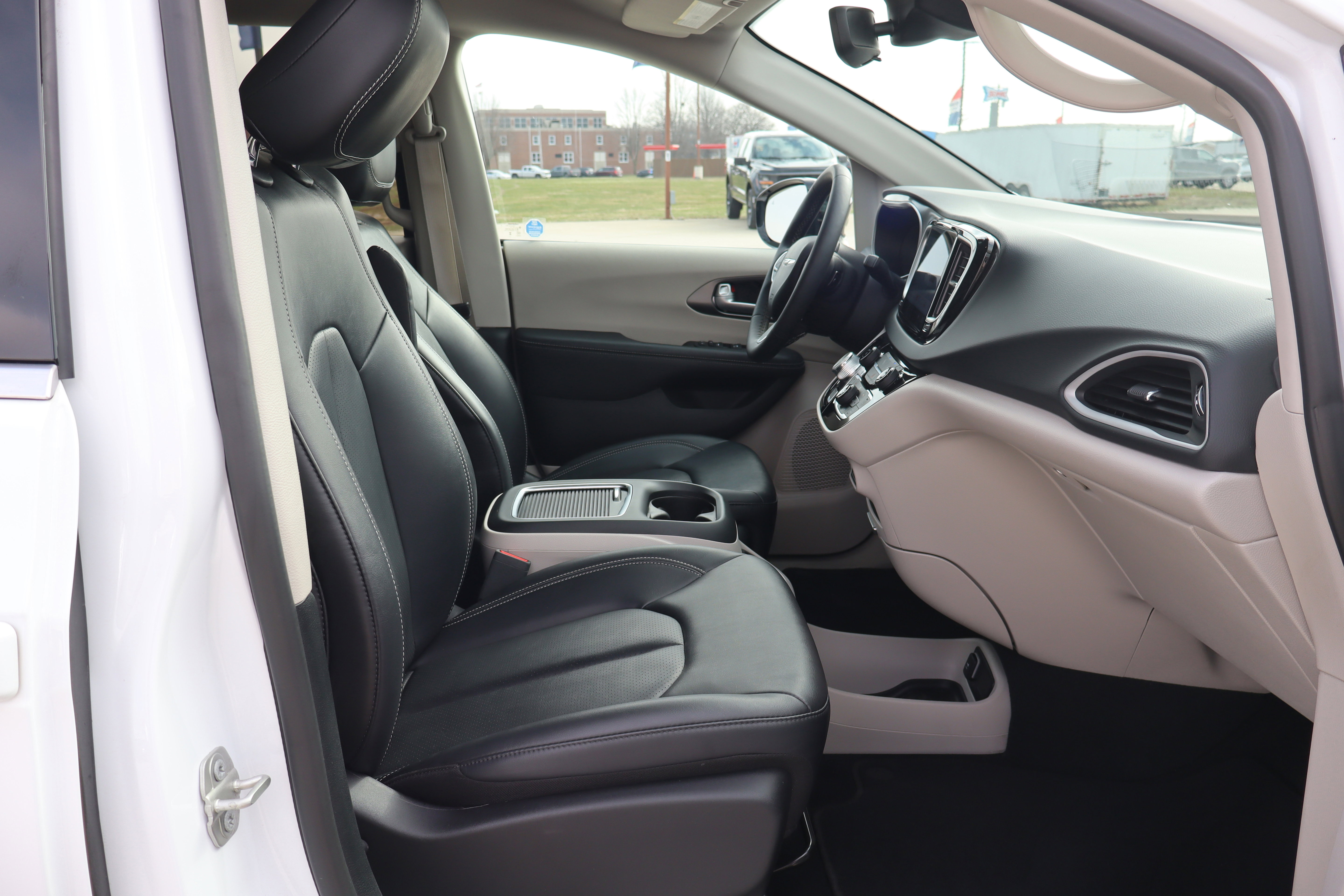 Used 2024 Chrysler Pacifica Touring-L image 15