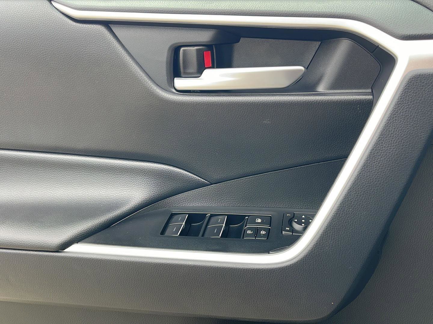 Used 2025 Toyota RAV4 XLE AWD/4WD image 29