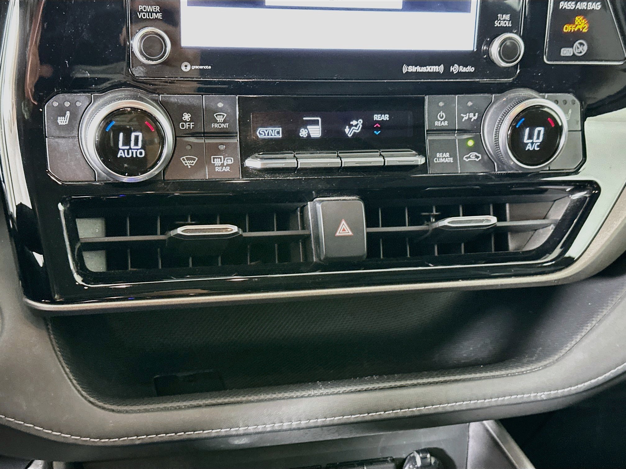 Used 2020 Toyota Highlander XLE FWD image 23