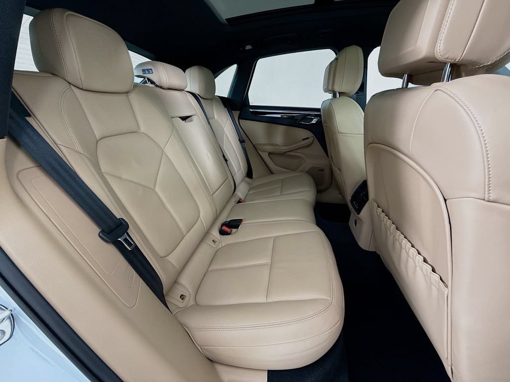Used 2025 Porsche Macan AWD/4WD image 29