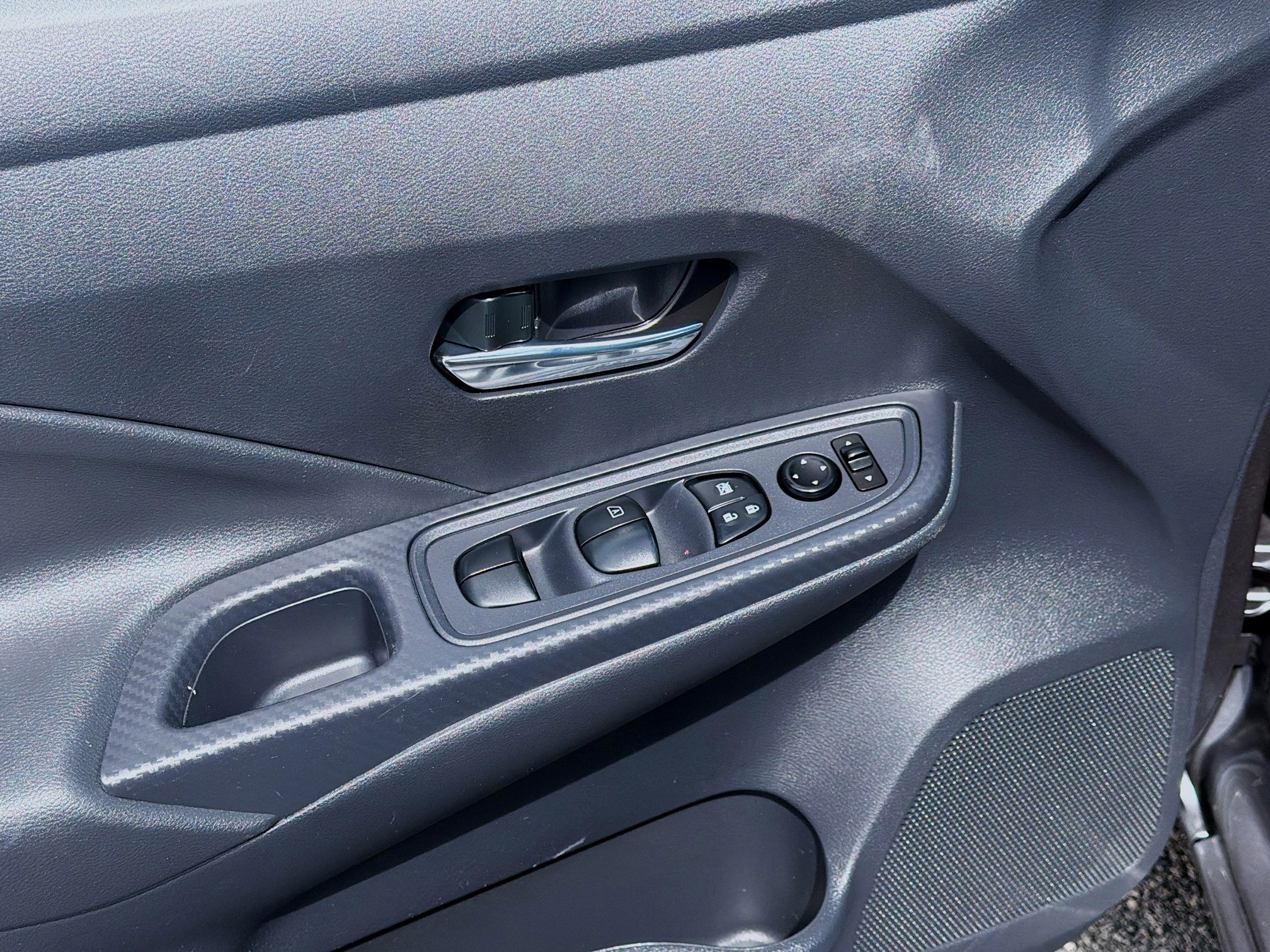 Used 2025 Nissan Versa SV image 16