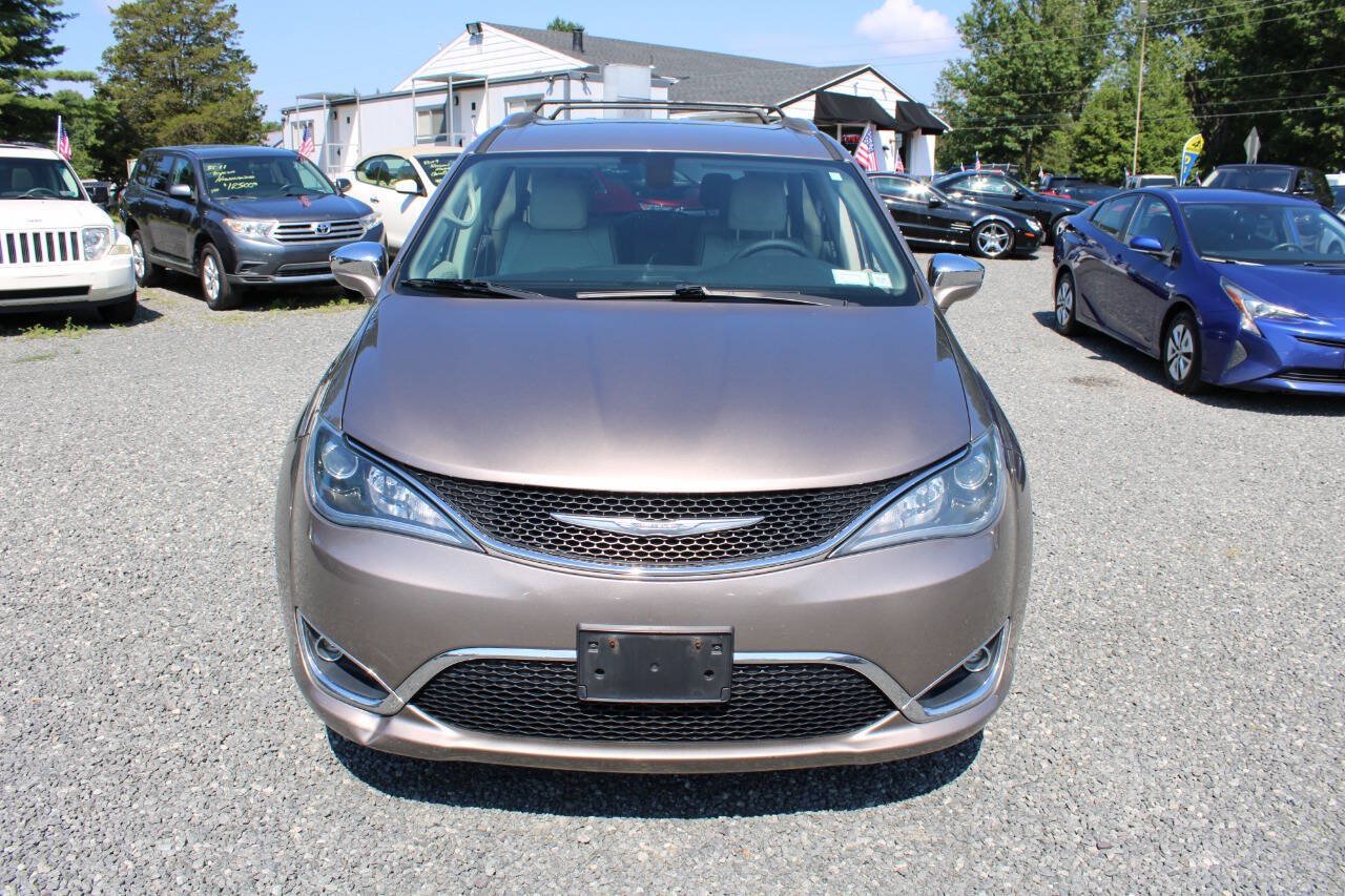Used 2017 Chrysler Pacifica Limited FWD image 3