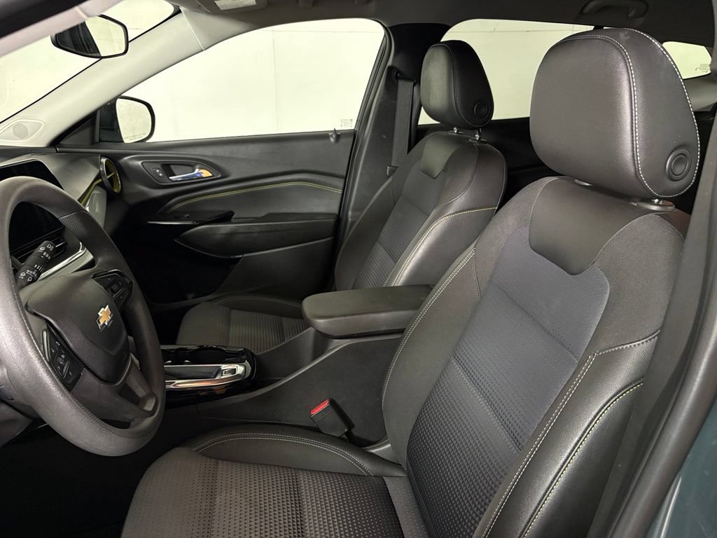 Used 2025 Chevrolet Trax LT FWD image 17