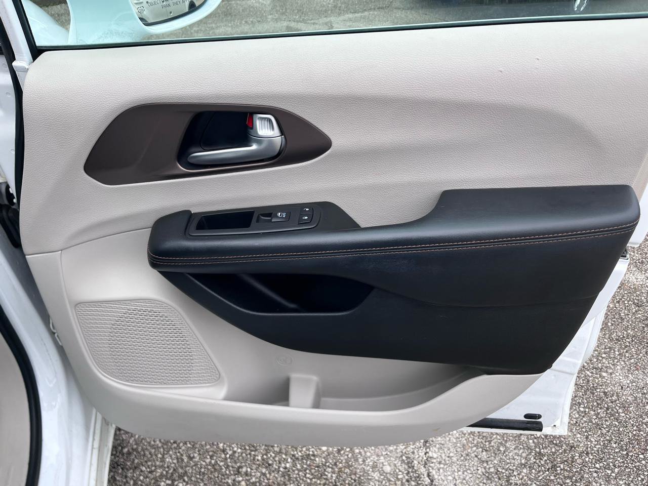 Used 2018 Chrysler Pacifica Touring-L image 24