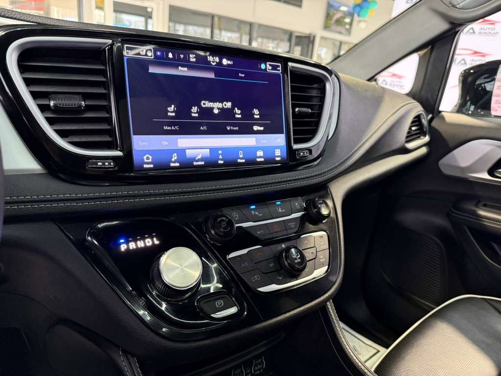 Used 2025 Chrysler Pacifica Limited FWD image 17