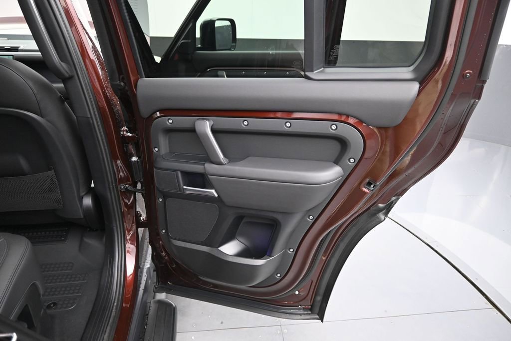 New 2026 Land Rover Defender 130 X-Dynamic SE AWD/4WD image 13