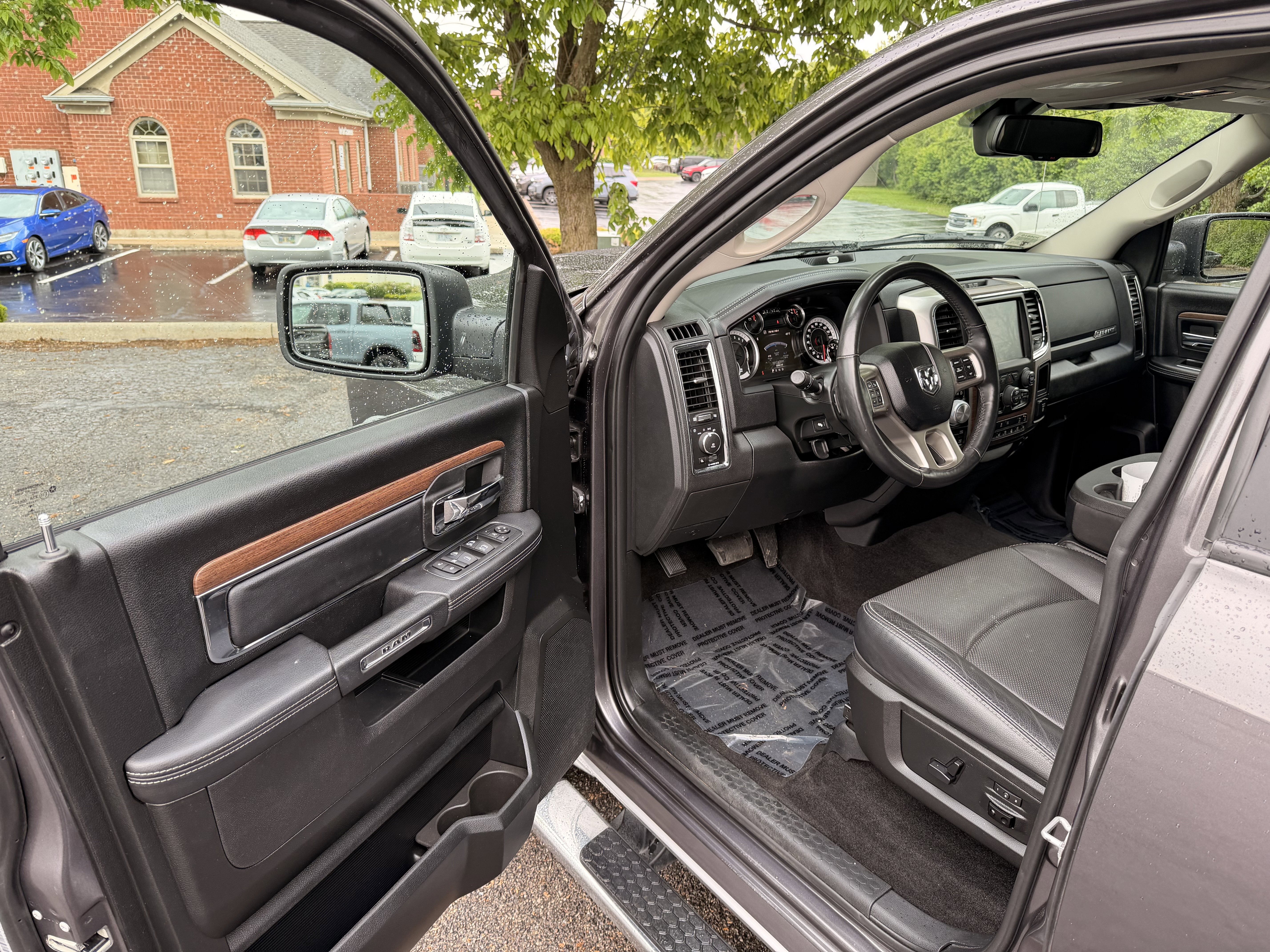 Used 2017 RAM 1500 Laramie w/ Convenience Group AWD/4WD image 10