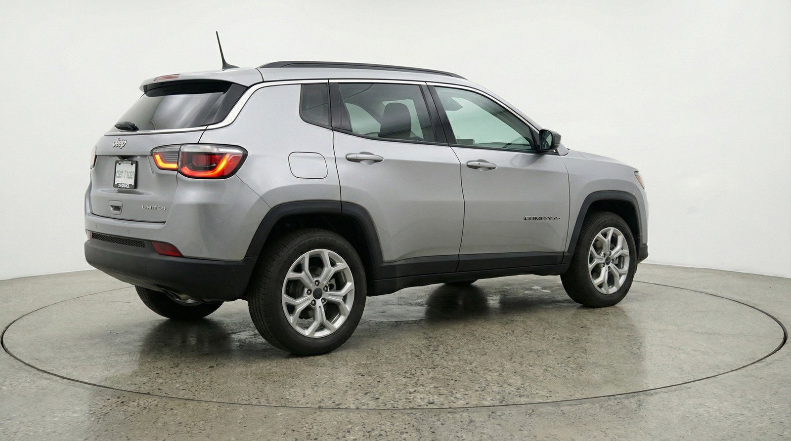 Used 2025 Jeep Compass Latitude AWD/4WD image 9