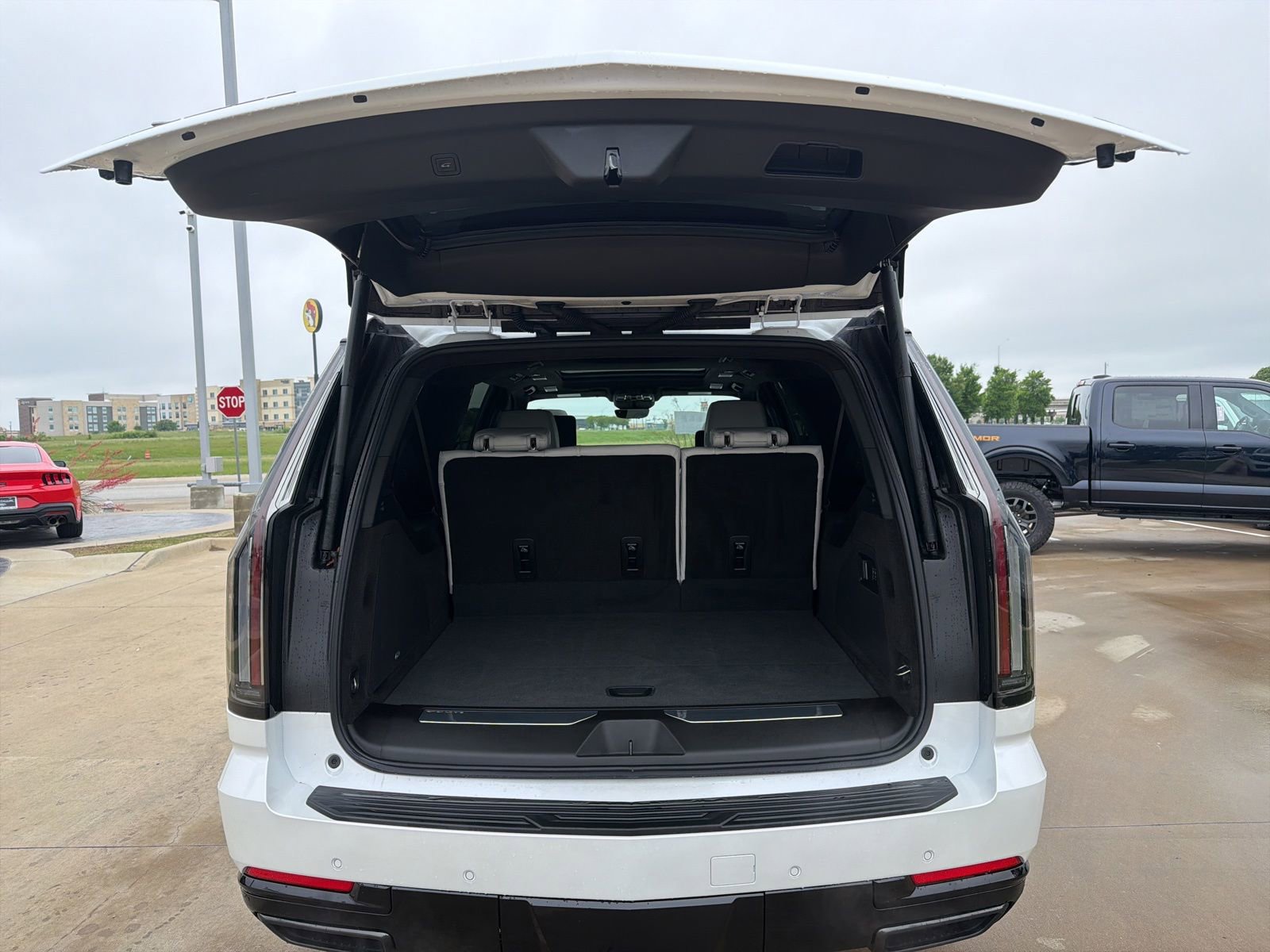 Used 2025 Cadillac Escalade ESV Sport Platinum image 5