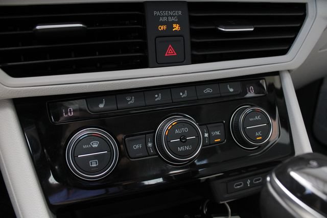 Used 2024 Volkswagen Jetta SE w/ Panoramic Sunroof Package FWD image 16