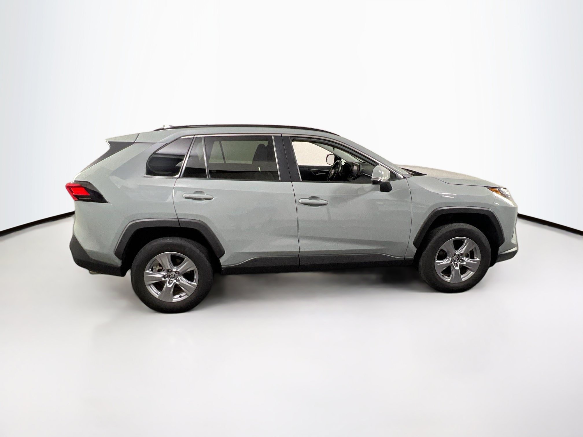 Used 2022 Toyota RAV4 XLE w/ Convenience Package AWD/4WD image 4
