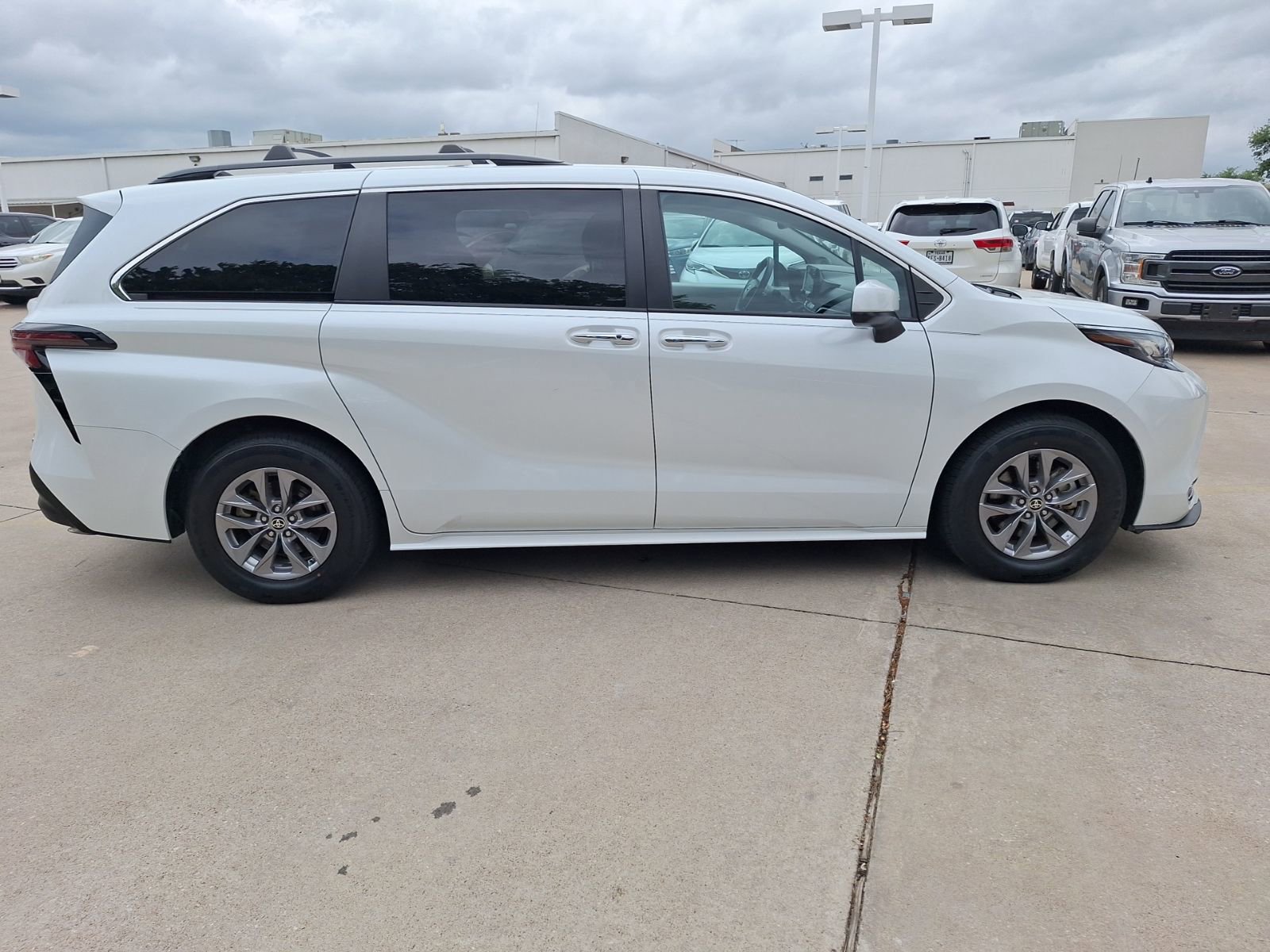 Used 2023 Toyota Sienna XLE w/ XLE Plus Package image 7
