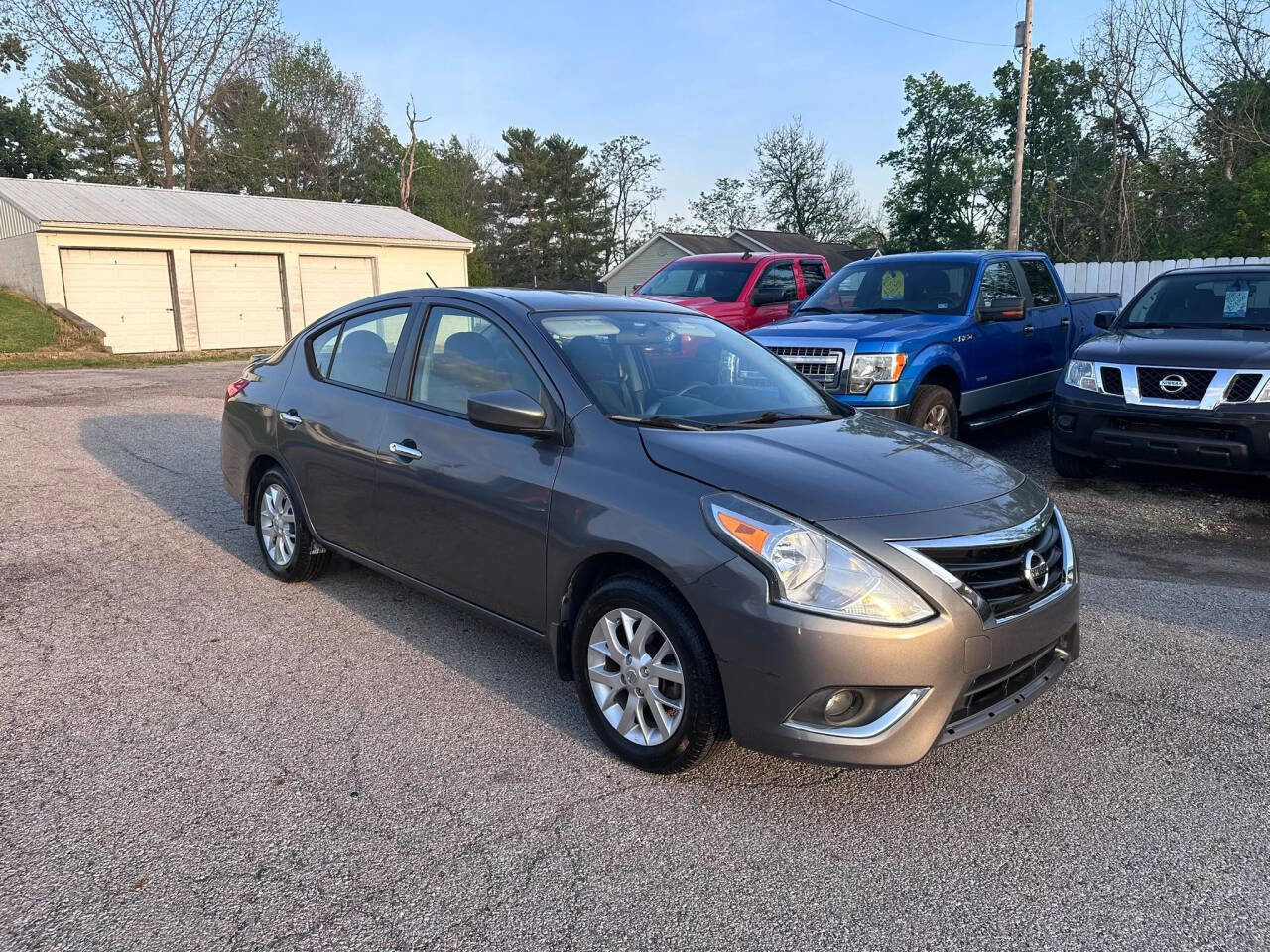 Used 2016 Nissan Versa SV w/ SV Appearance Package FWD image 3