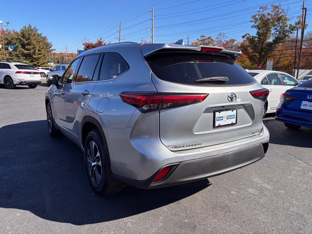 Used 2021 Toyota Highlander XLE AWD/4WD image 5
