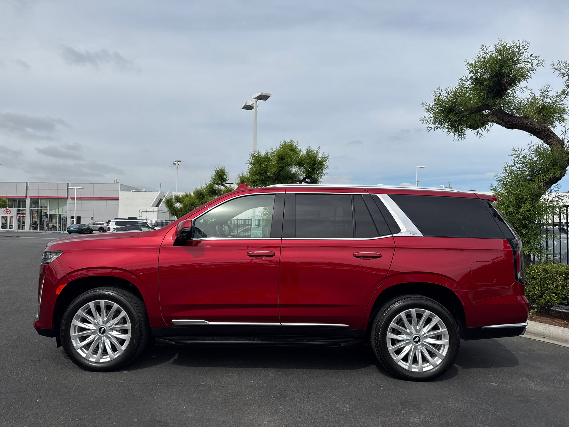 Used 2024 Cadillac Escalade Luxury AWD/4WD image 4