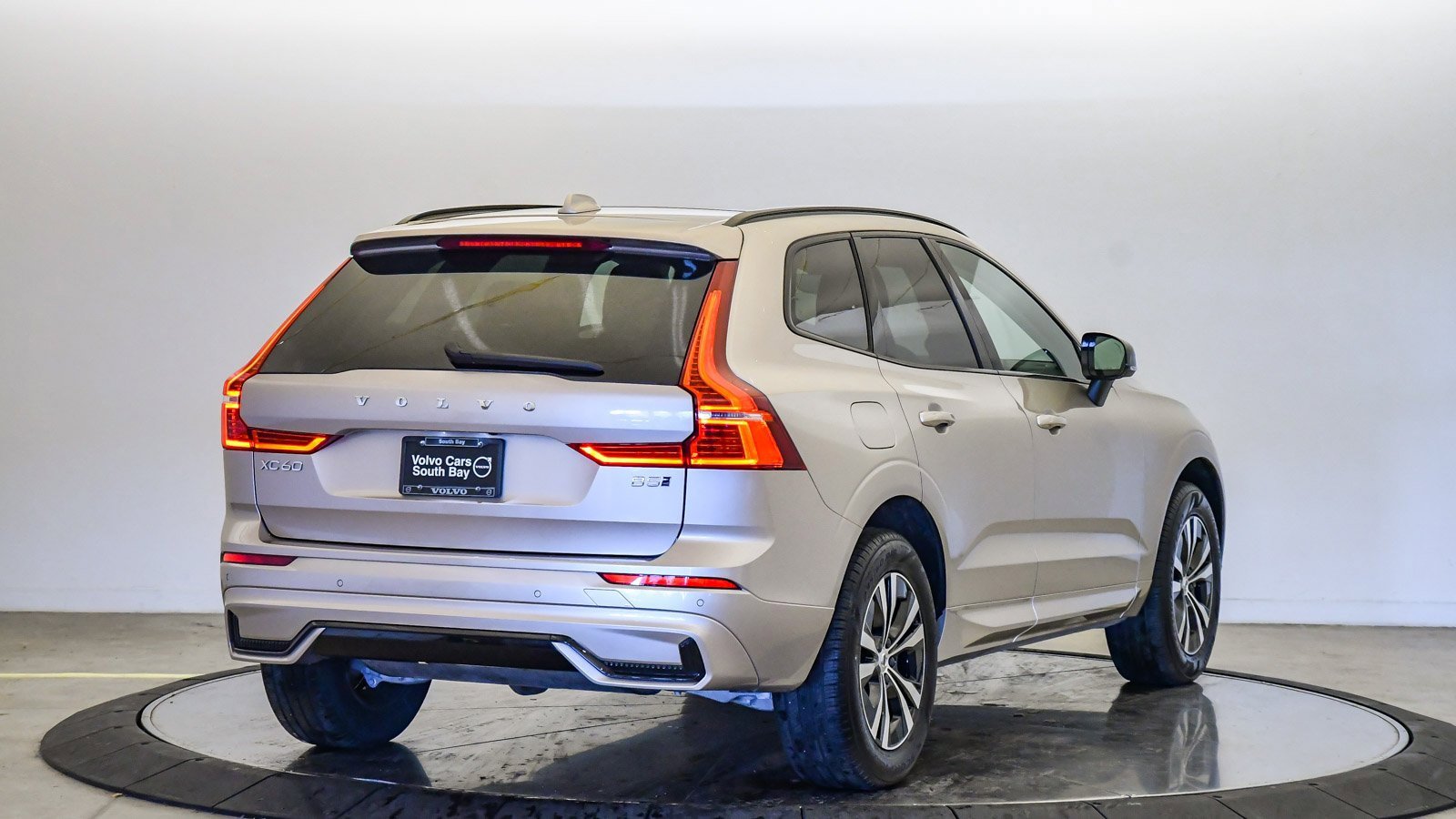 Certified 2025 Volvo XC60 B5 Core image 5