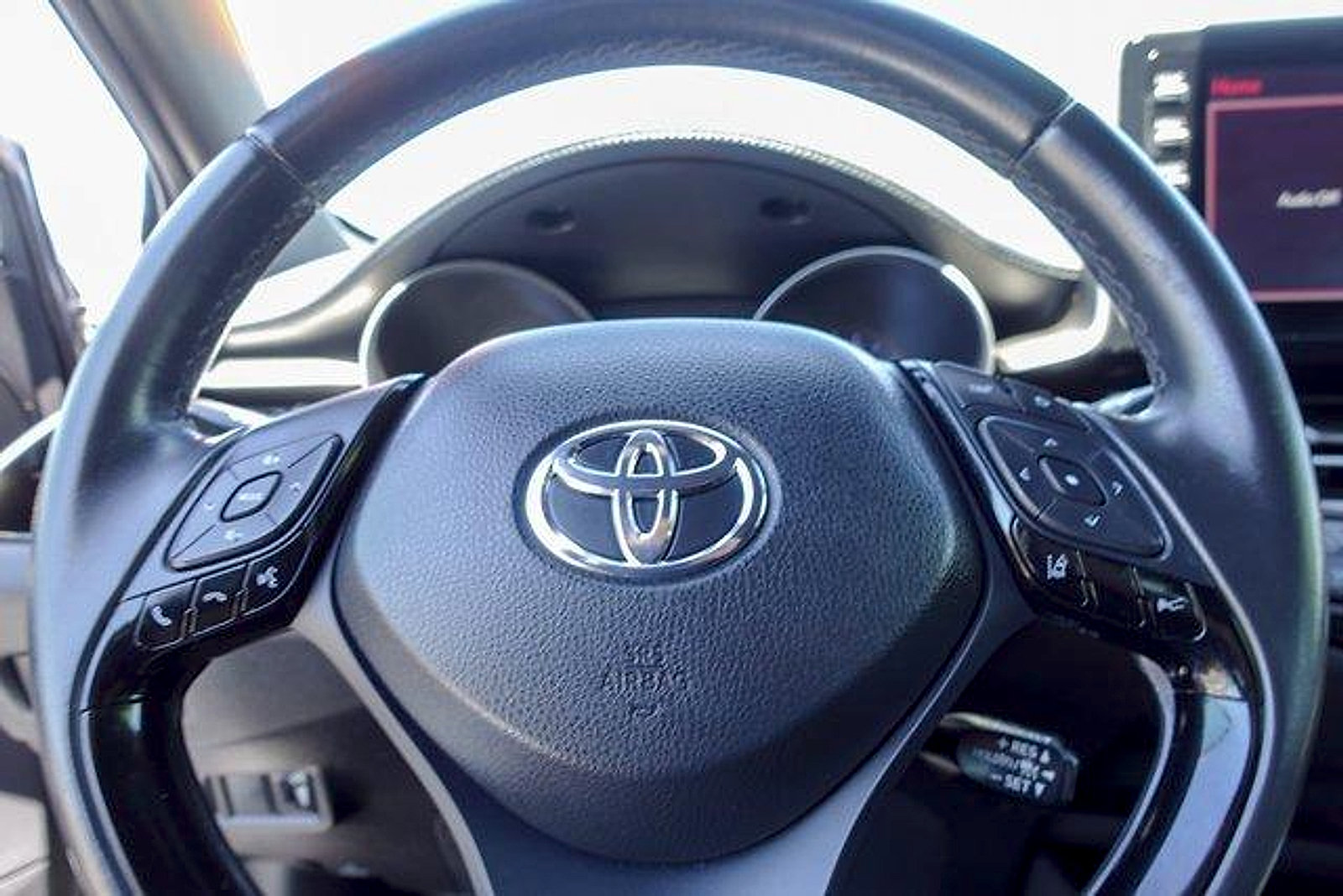 Used 2019 Toyota C-HR XLE FWD image 13