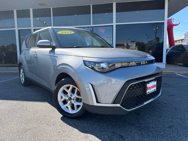 Used 2024 Kia Soul LX w/ Option Group 015 FWD image 2