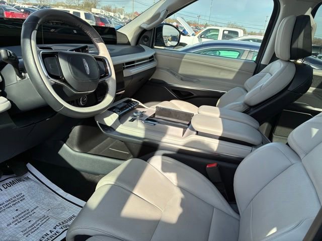 Used 2025 Lincoln Navigator L Reserve image 5