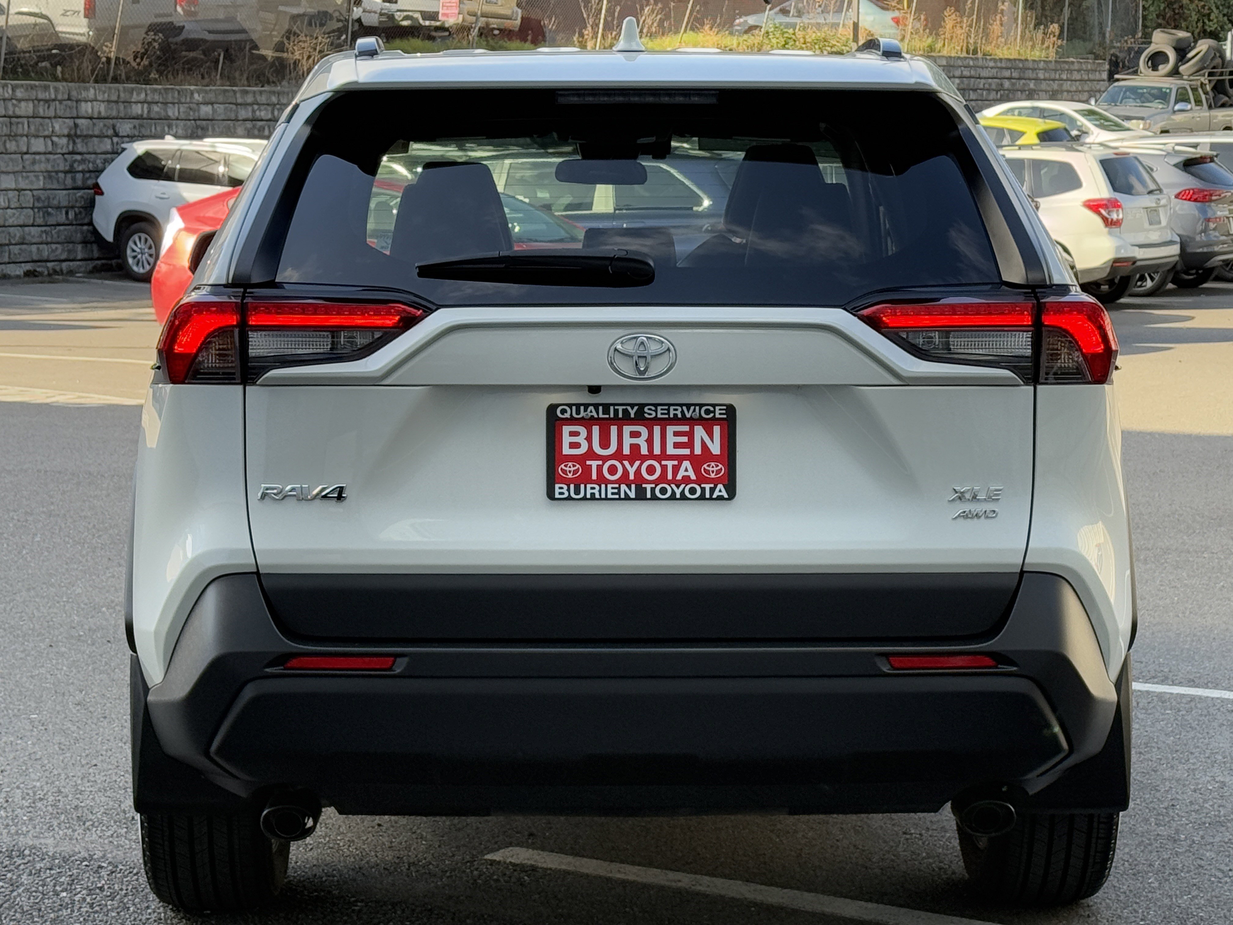 Used 2022 Toyota RAV4 XLE Premium image 5